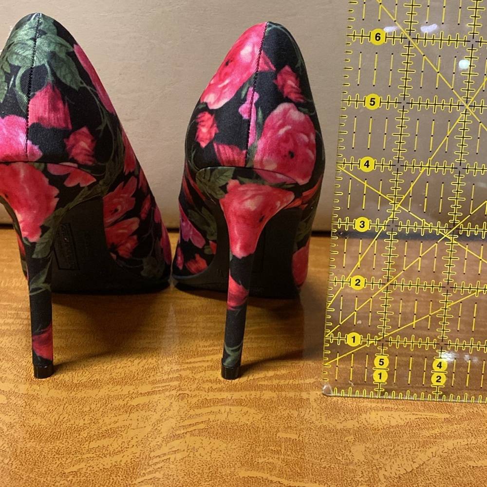 Christian Siriano Floral Fabric Women’s Heels - Picture 8 of 8